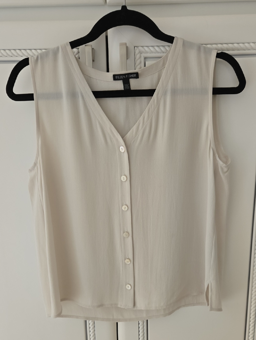 EILEEN FISHER Ivory Sleeveless V-Neck Button Front Blouse